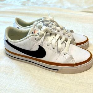 Nike Court Legacy Women’s size 9